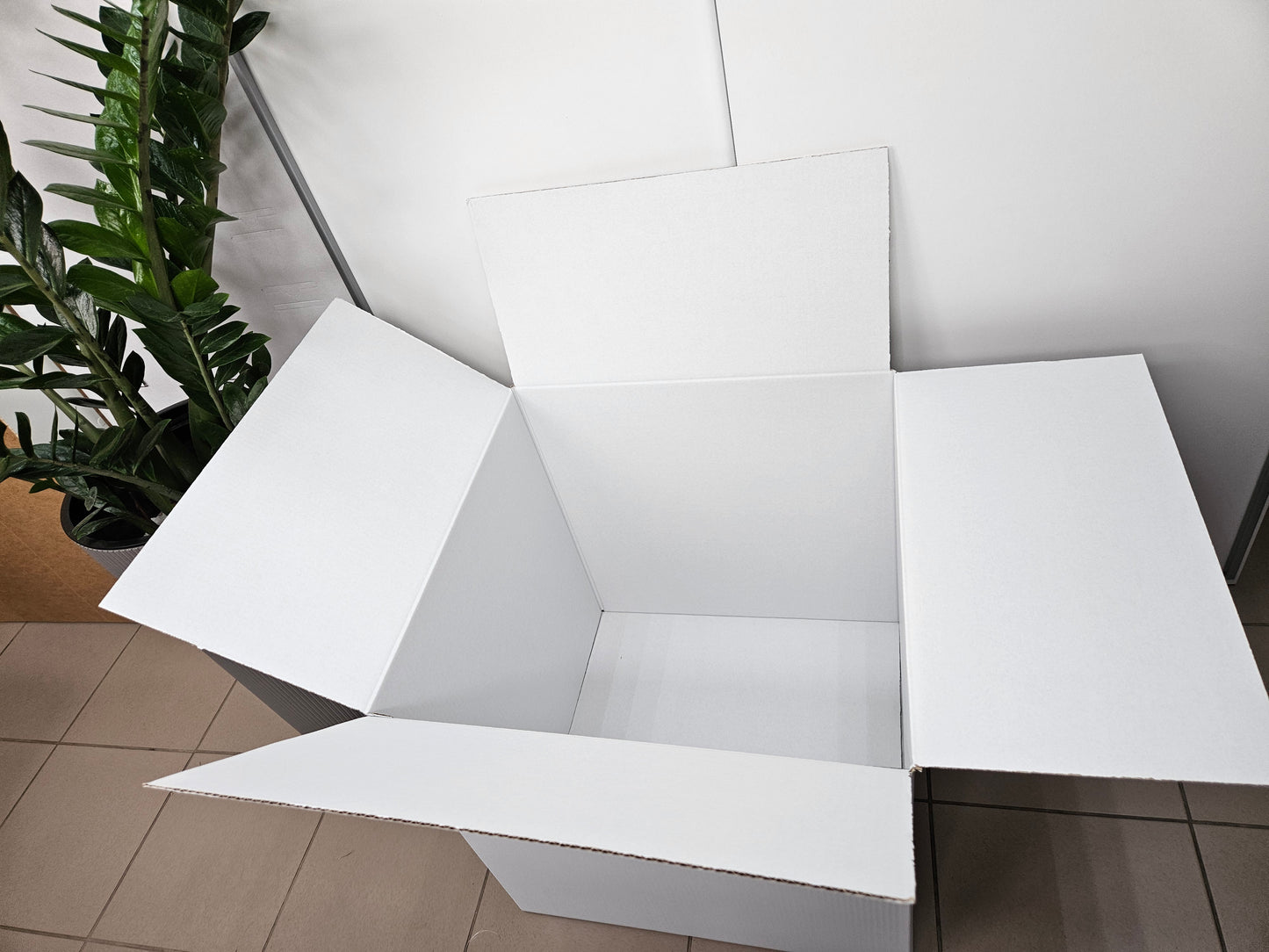 Pudełko prezentowe kartonowe białe 50x50x50 cm z dwoma satynowymi wstążkami