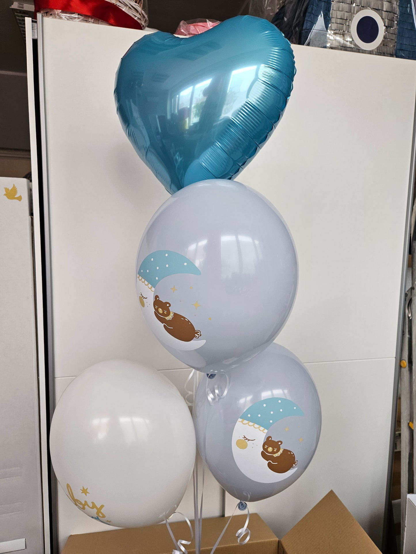 Balony z Helem w Pudełku Prezentowym – Baby Boy z Niebieskim Serduszkiem
