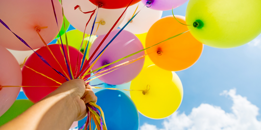 Ile czasu unoszą się balony z helem? Sprawdź, zanim zorganizujesz imprezę