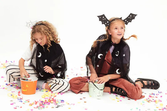 Dzieci z cukierkami w wiaderkach Halloween